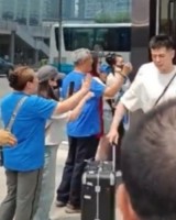 背水一战!北京男篮今天前往杭州 球迷现场送行&鼓励球队打回北京