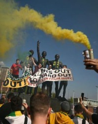 开云平台-双红会赛前曼联球迷抗议：格雷泽家族OUT！